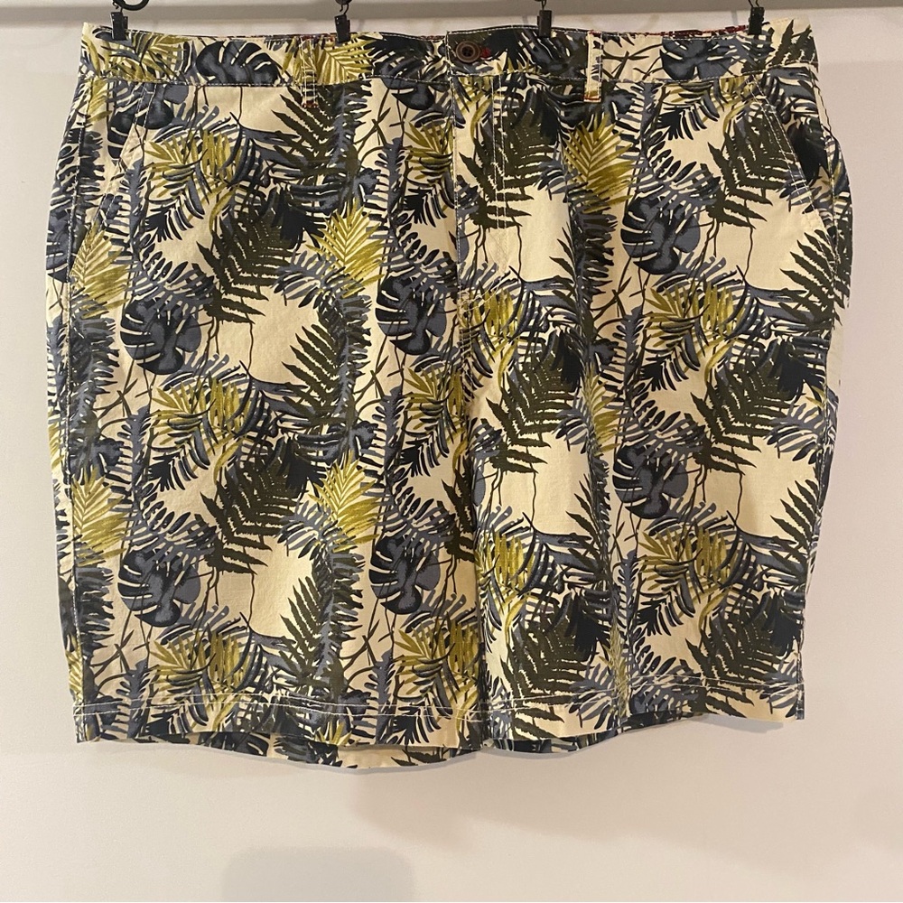 Weatherproof Vintage Tropical Print Flat Front Shorts 
Size 42